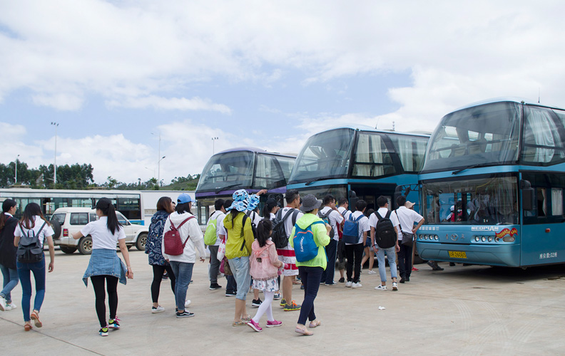 乘坐高铁一个多小时就可以到达普者黑景区，当地旅行社的董事长亲自到车站迎接尊龙凯时 - 人生就是搏!的小伙伴们。