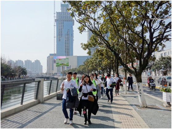 一路上，志愿者把“学雷锋践行动 树新风做好事 做志愿者”的精神传扬到大街小巷，把雷锋为人民服务的志愿精神带到城市的每个角落。