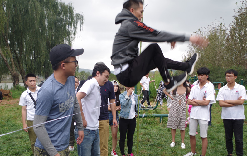 四个小队依次完成跨越横线，每个小伙伴脸上洋溢着愉悦的笑容！此时此刻结果如何并不重要，重要的是在游戏中我们收获了亲密无间的高度默契和队友间无条件的信任！